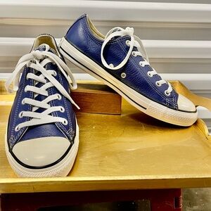 SOLD ***Converse Chuck Taylor Low-Tops in Navy Blue Leather Men 8/ Women 9.5